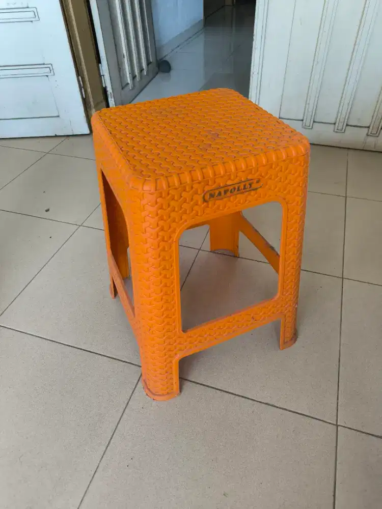 Kursi plastik Napoli