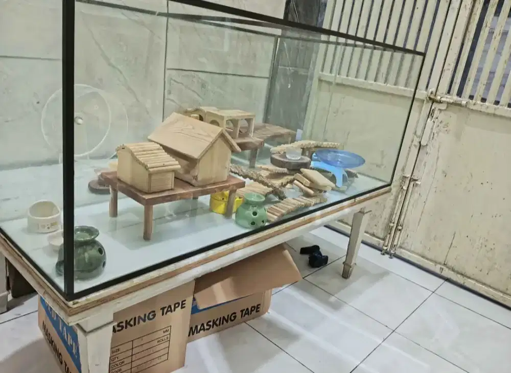 Aquarium Hamster + Mainannya dan meja | 1 set