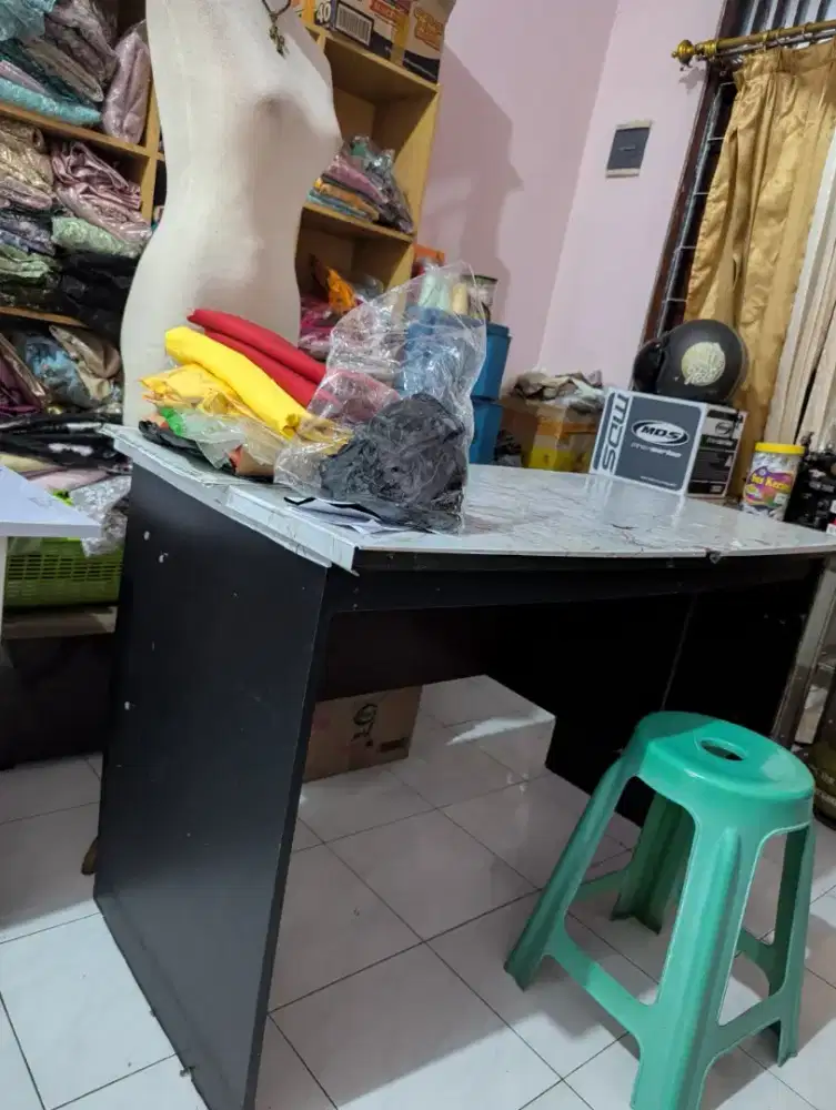Meja almari dan manekin bekas