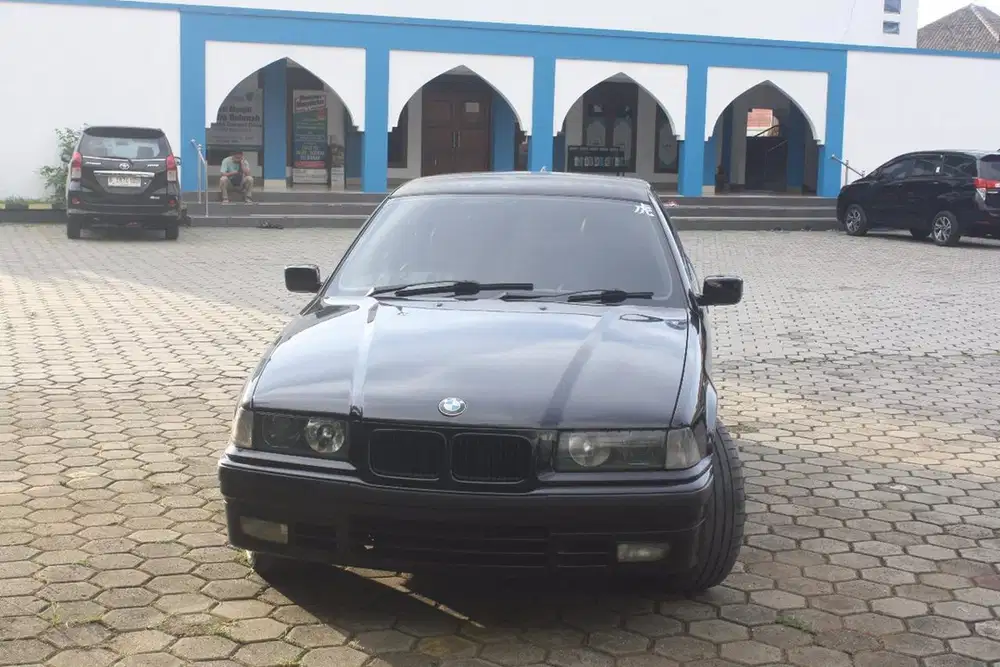 BMW 318i 1998 Bensin