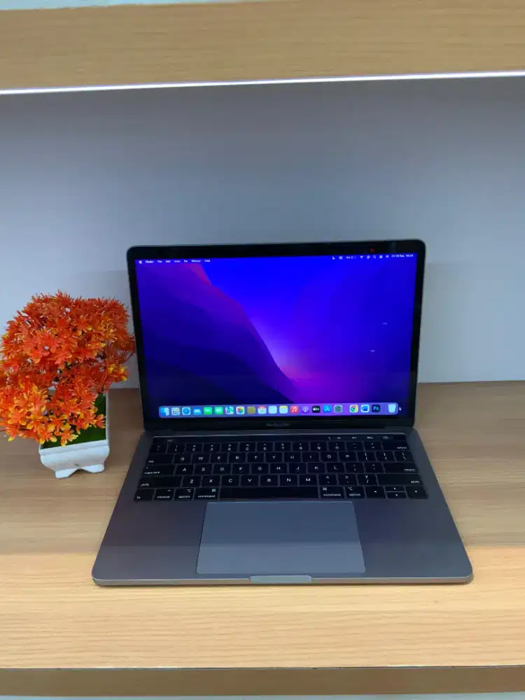 Macbook pro 2018 i5 8gb 512gb like new cc 143
