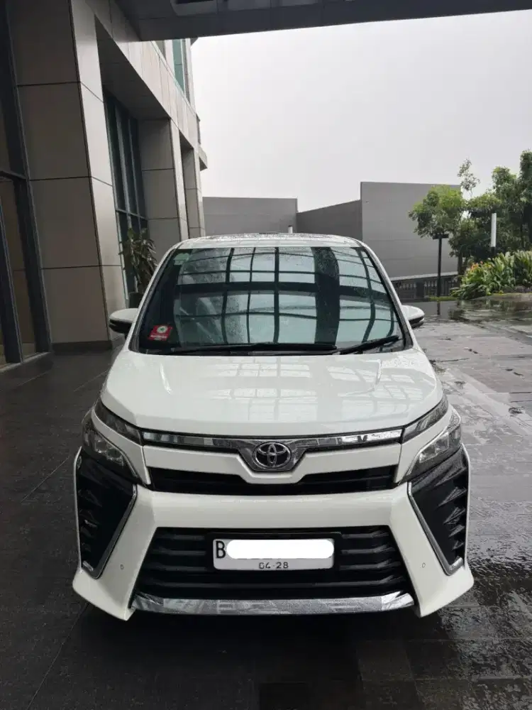 Toyota Voxy putih bersih terawat