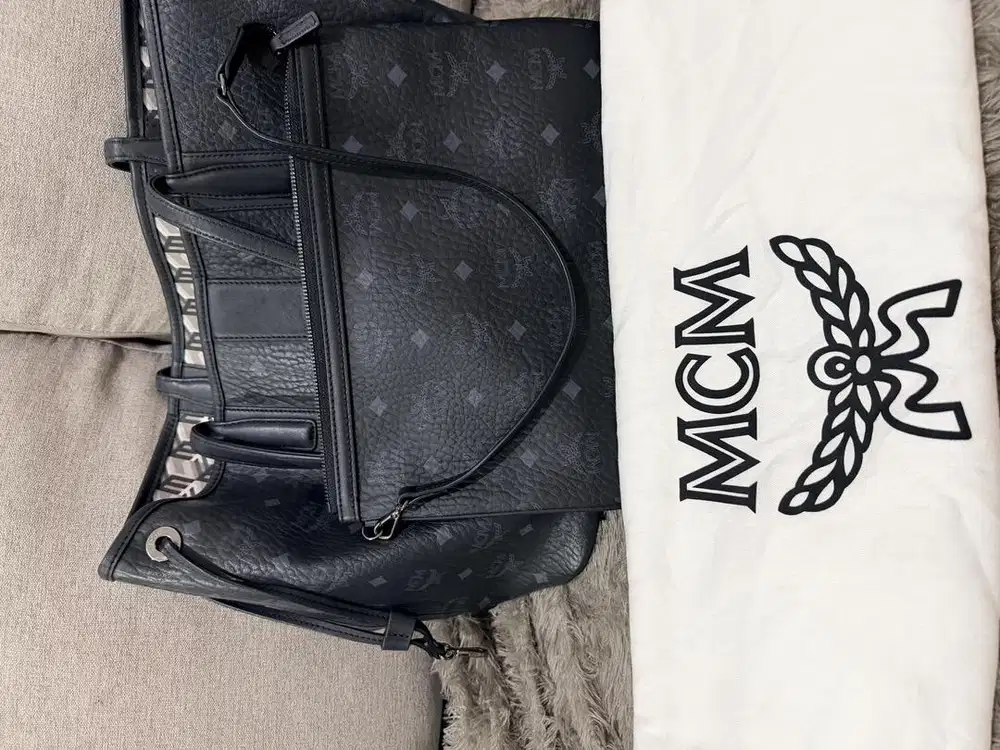 Tas Preloved MCM REVERSIBLE CUBIC MEDIUM