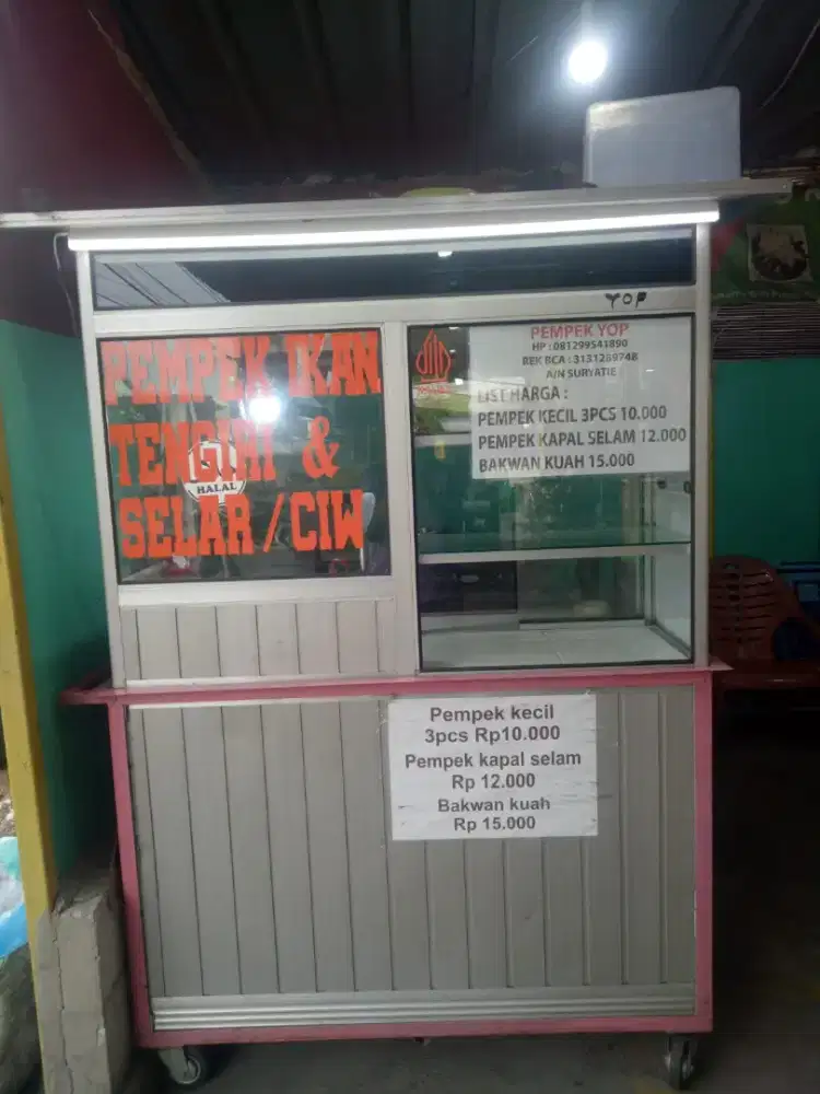 Etalase jualan ada tutupan pintu