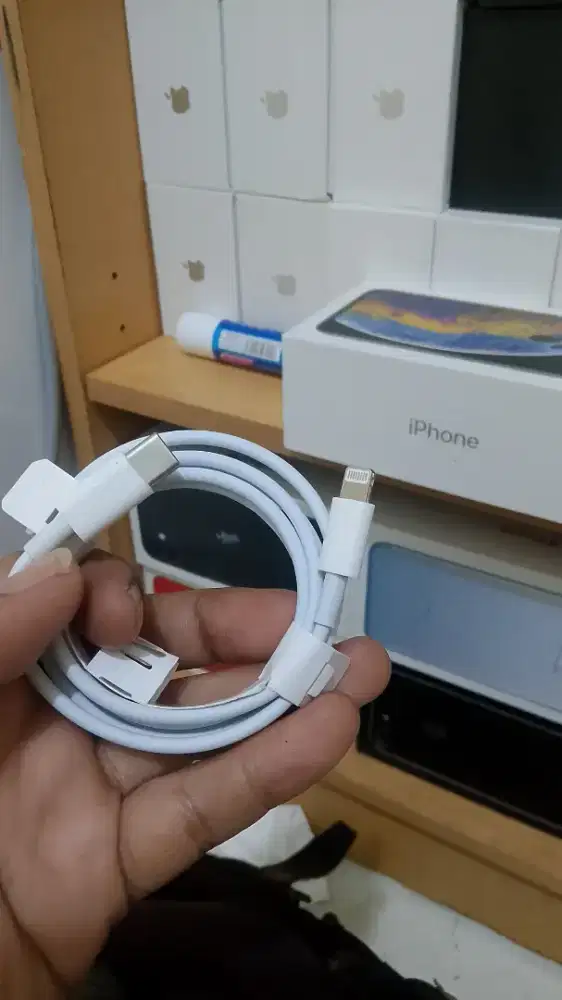 Kabel tipe c . Earphone. Dan kabel tipe adaptor biasa