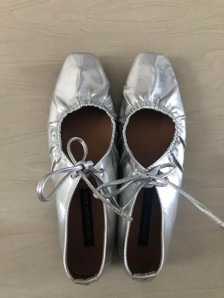 Flat shoes east mounth side