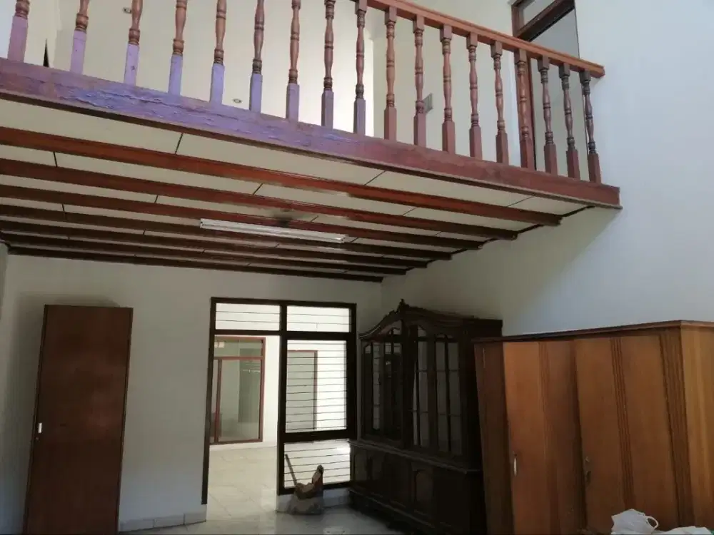 Rumah Lama Strategis Di tengah kota Sayap BKR harga nego