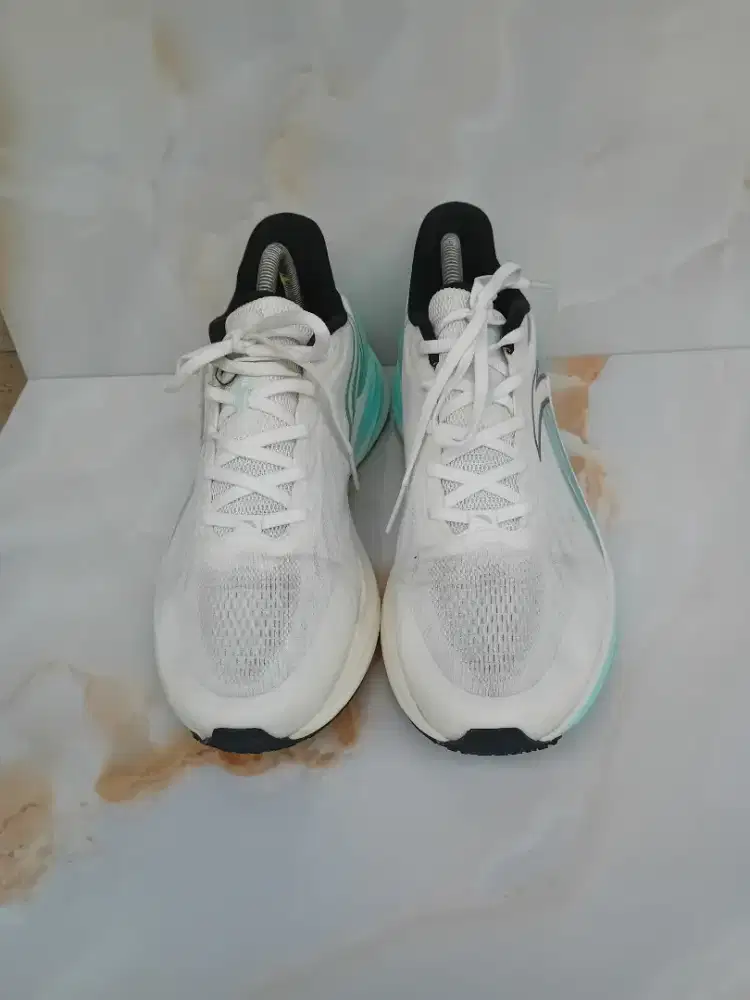 Sepatu running. Brand lining sz 43