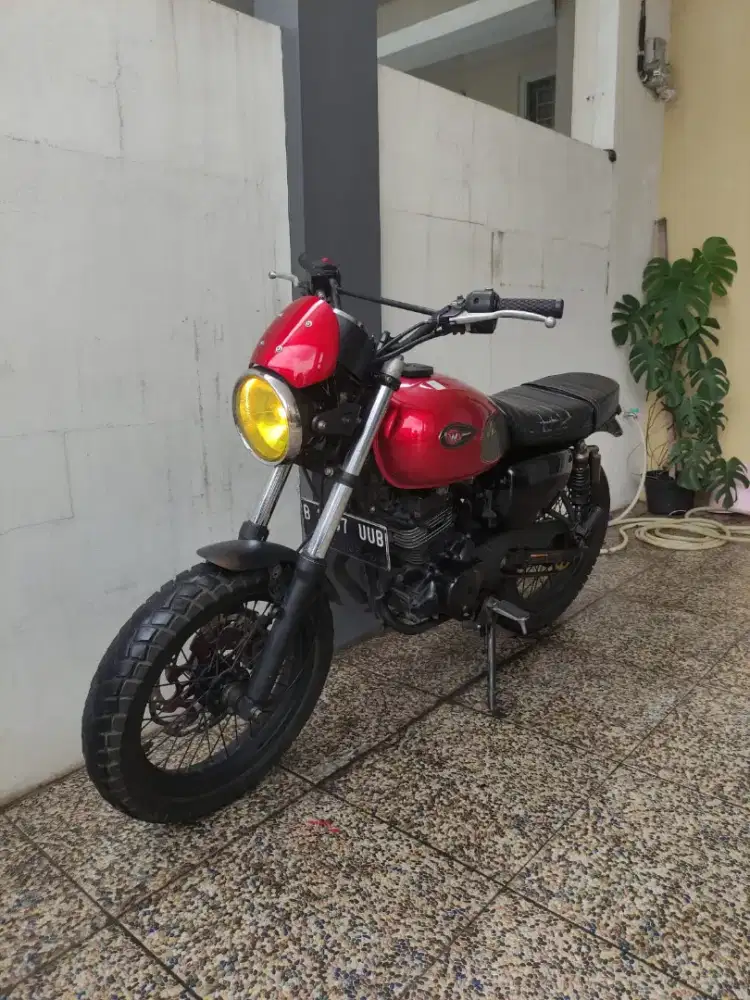Kawasaki w175 Cafe Red scrambler