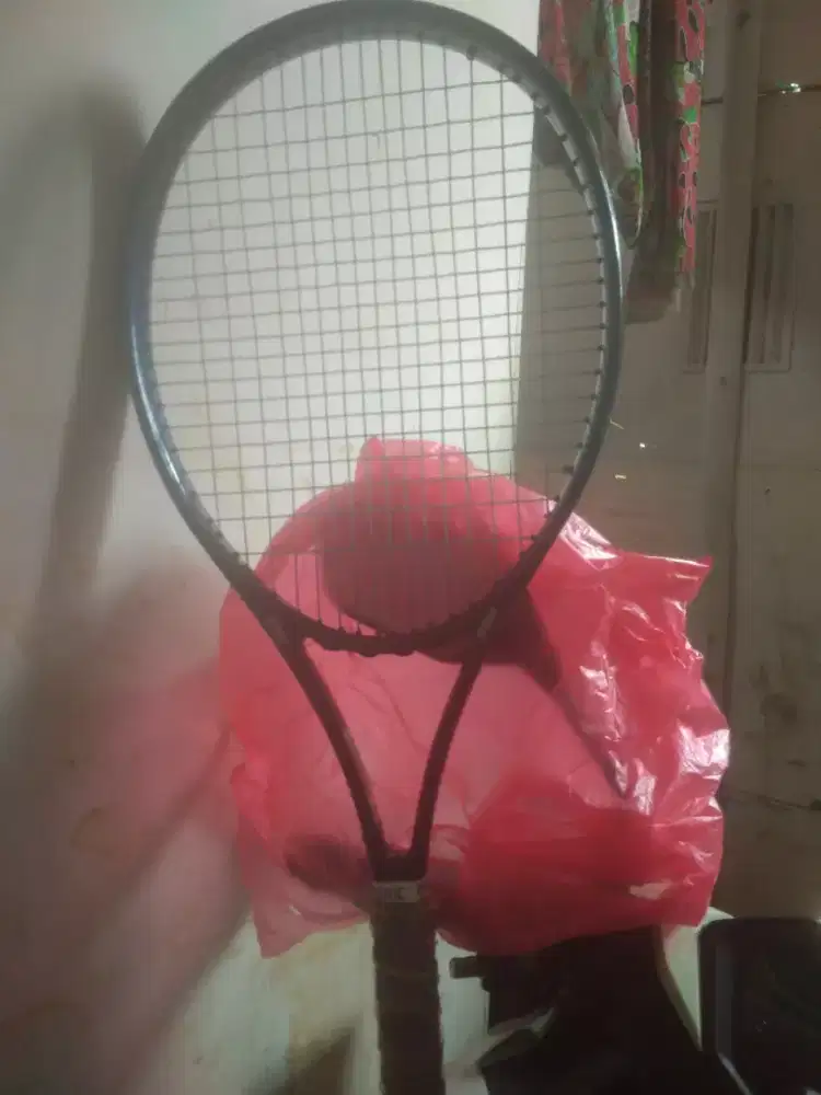 Raket tenis lapangan