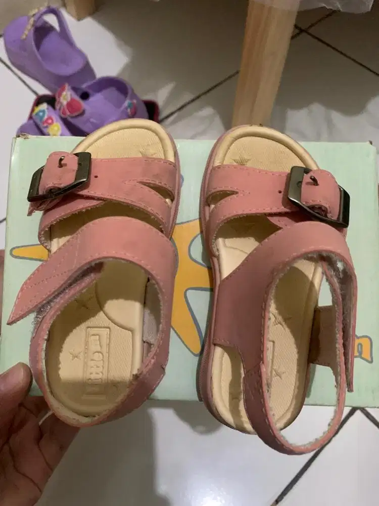 Sendal anak cwe branded