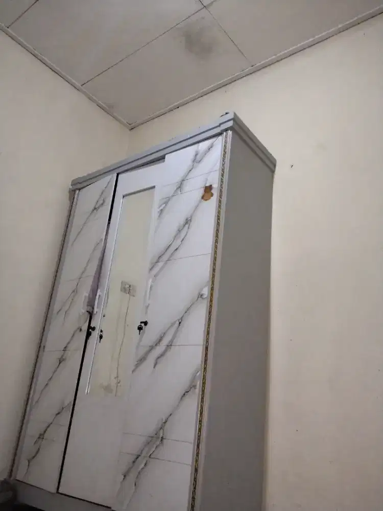 Di jual cepat lemari kayu 3 pintu