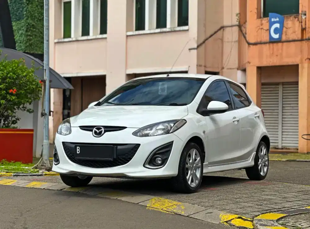 KM 59rb Mazda 2 R AT 2011 Matic Putih 1.5 hb hatchback dp minim