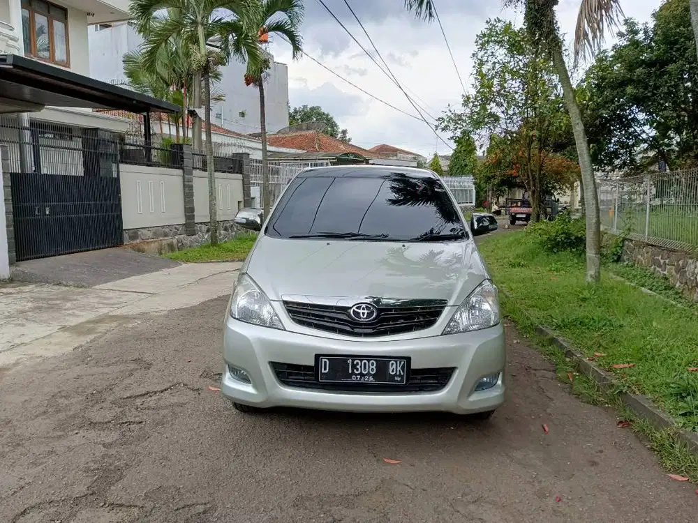 Kijang Innova g matic 2011 silver
