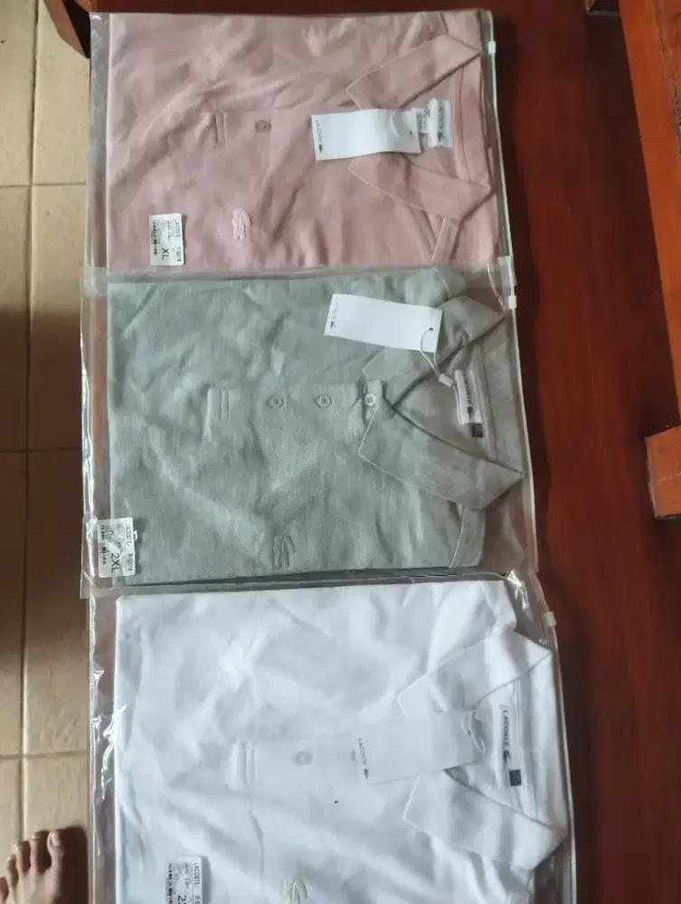 Kaos kerah merek Lacoste