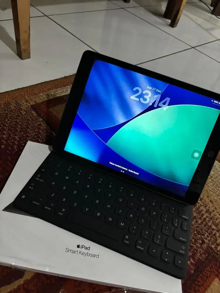 Preloved ipad 8 2020 32gb space grey + apple smart keyboard