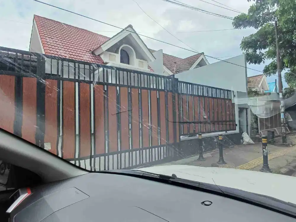 Di sewakan rumah di kencana loka pinggir jln raya, 7 kamar tidur di BSD