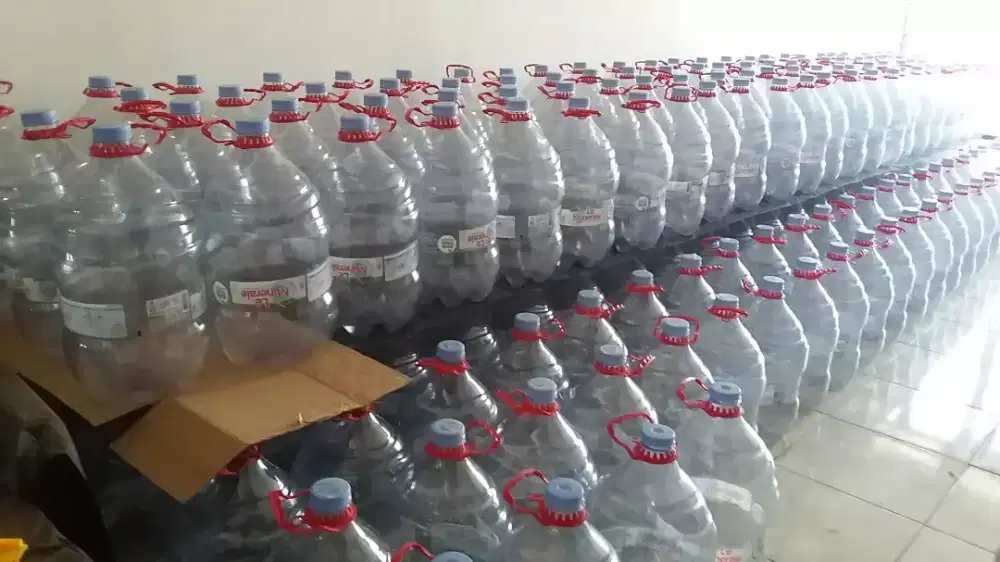 Botol Galon Kosong Bekas Le Minerale Mineral Masih Bagus dan Utuh