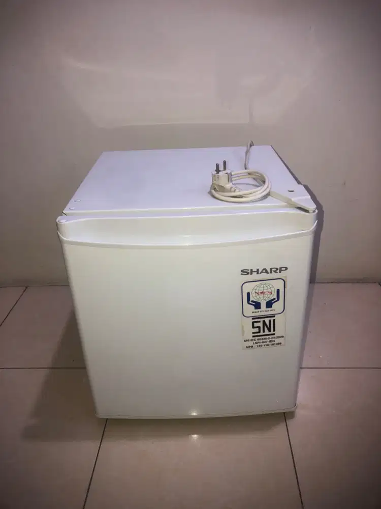 Jual Preloved. Sharp Kulkas mini 1 pintu tipe SJ-50MB kondisi like new