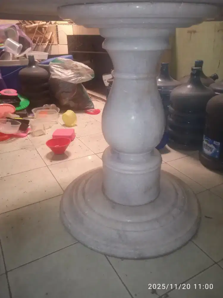 Meja makan marmer diameter 165