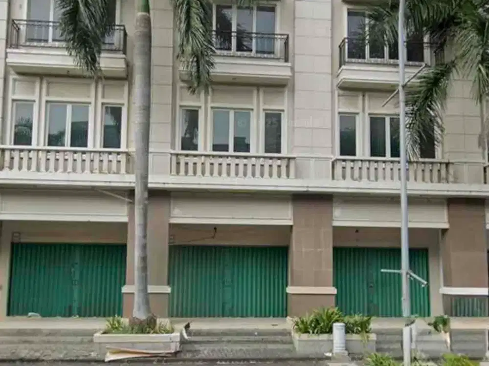 Ruko 3 Lantai gandeng 3 Strategis ex Swalayan Di Karawang