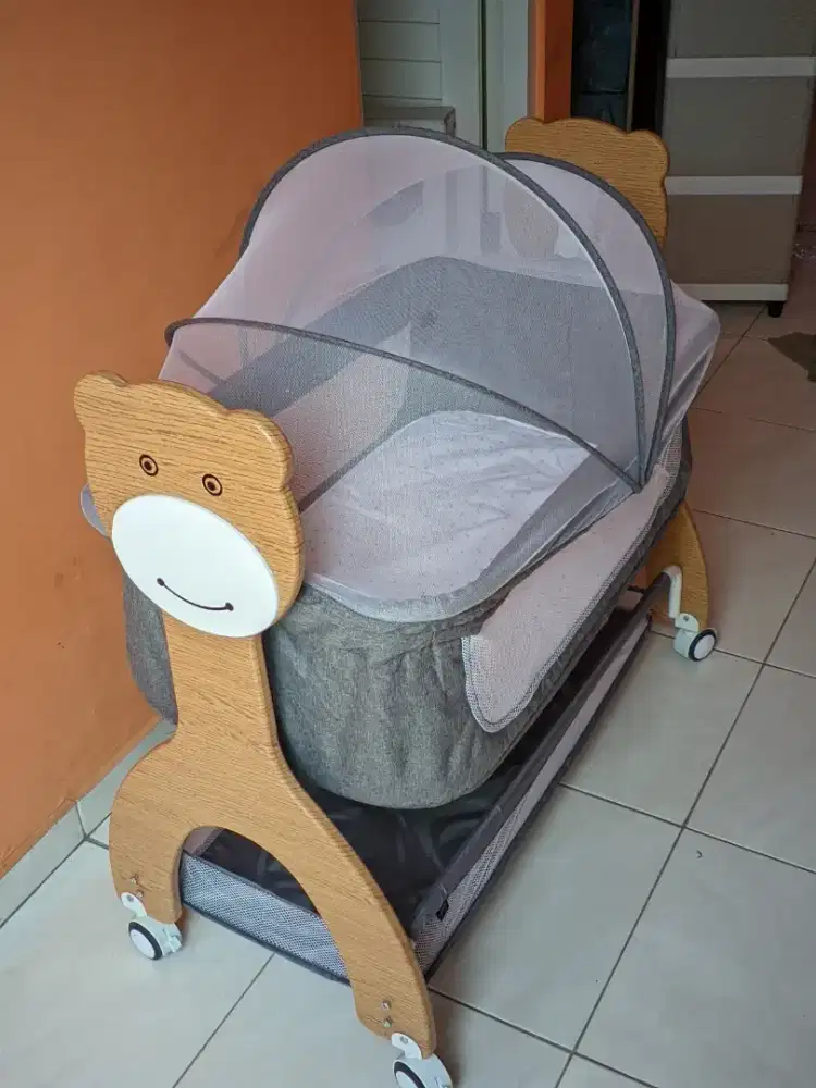 Tempat tidur bayi