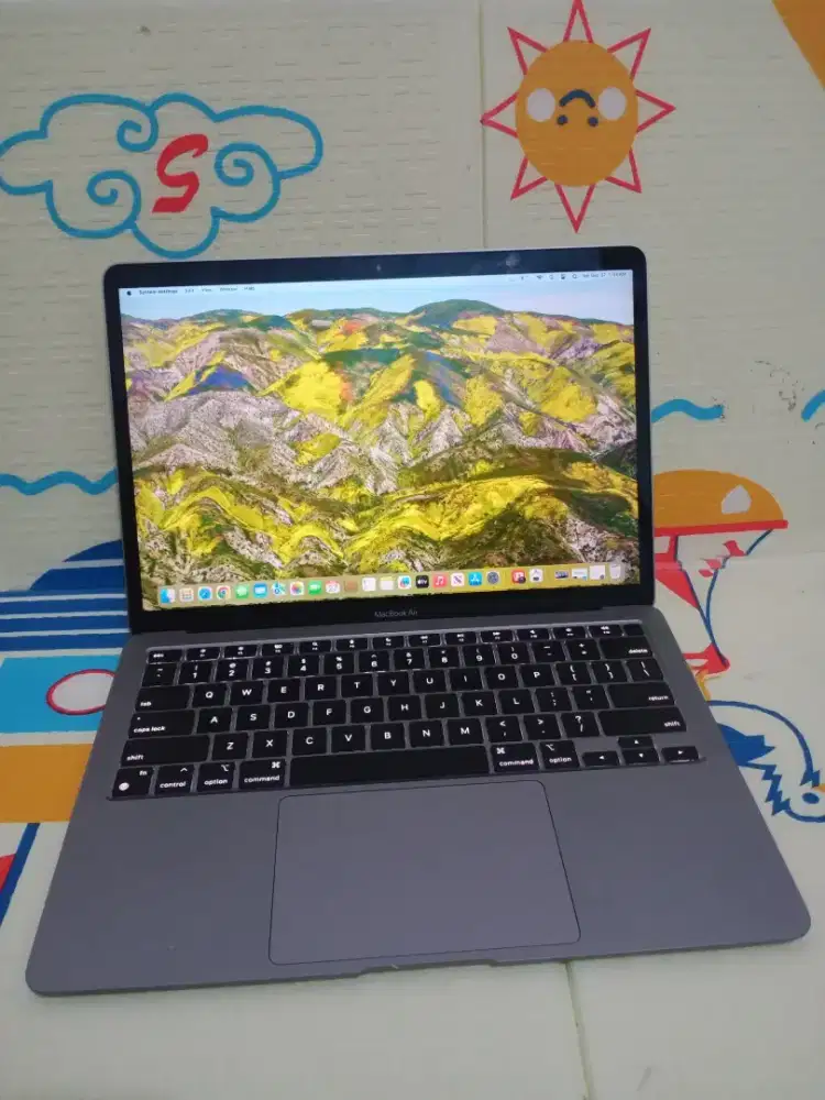 MacBook Air Retina 13in 2020 
Chip Apple M1 
Ram 8 GB
SSD 256 GB