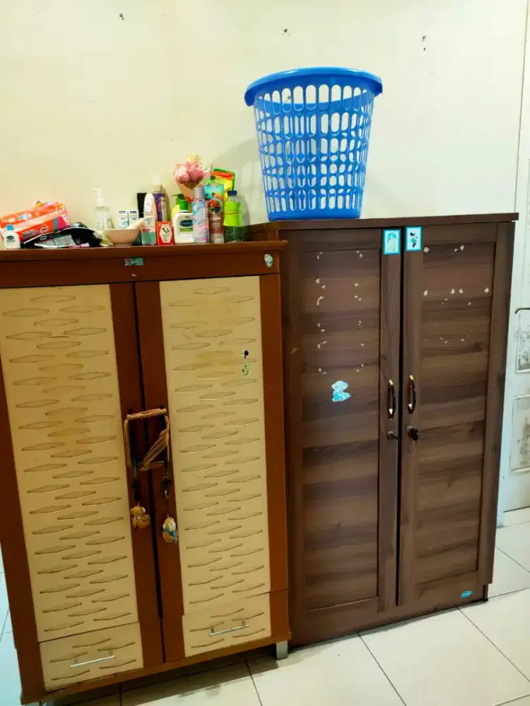 Lemari baju dan meja rias