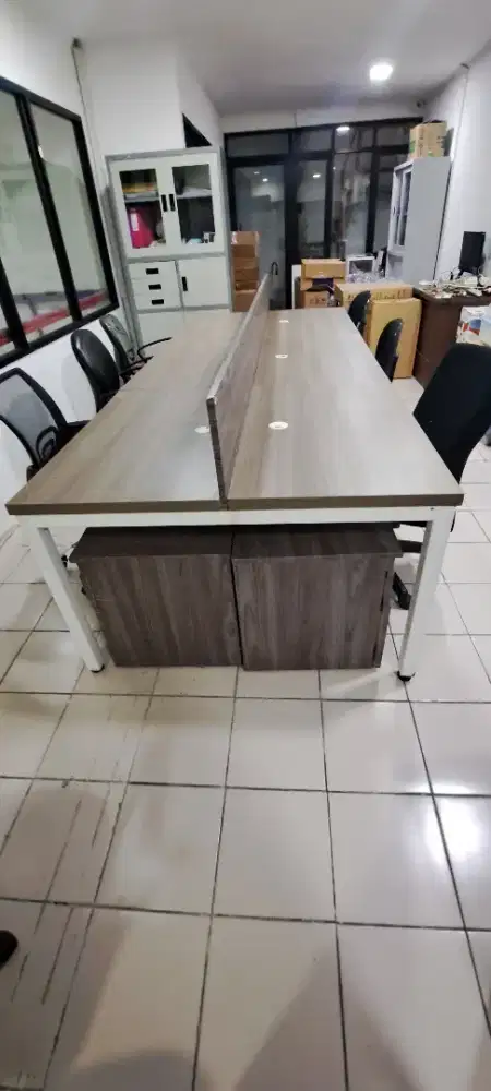 Meja kantor partisi
