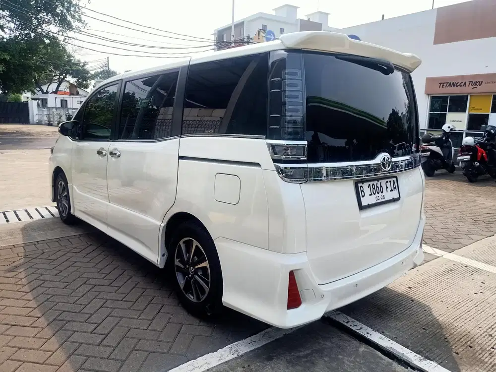 Toyota Voxy 2.0 2017, pemakaian Maret 2018