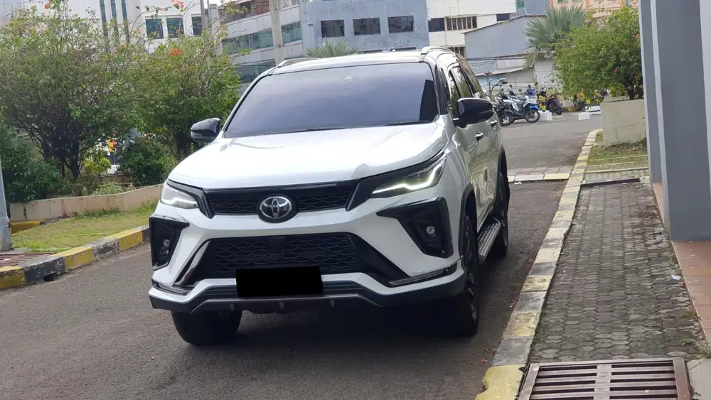 Toyota fortuner vrz tss gr sport diesel 2025 putih