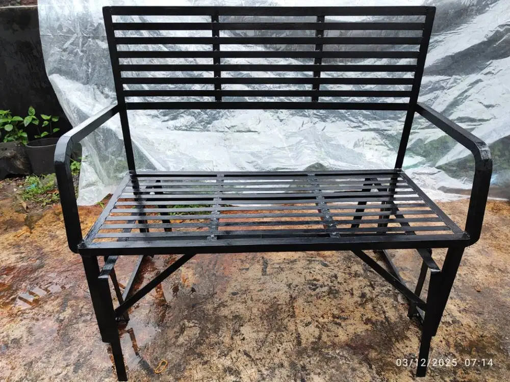 Kursi Goyang di teras full besi baru