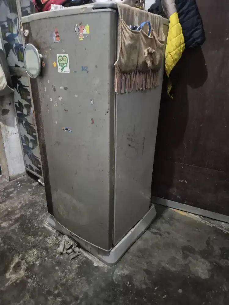 Kulkas second  tapi masih berfungsi