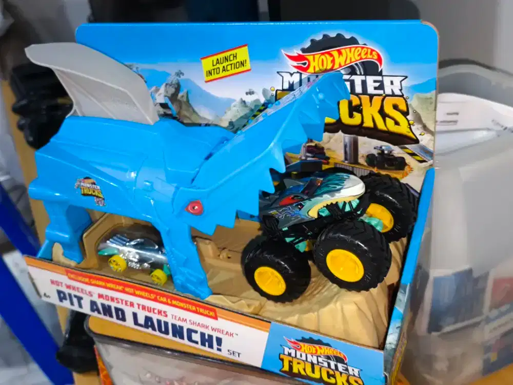 HOT WHEELS MONSTER TRUCK TEAM SHARK WEEK PIT AND LAUNCH