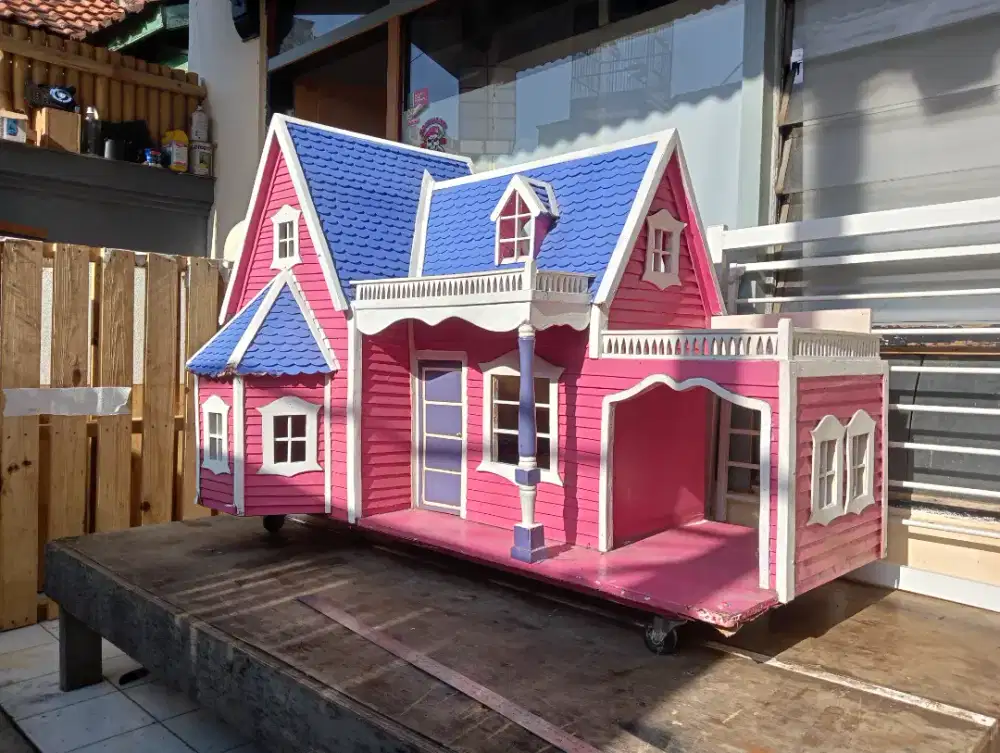 Rumah Barbie uk. Besar
Pj.120cm,
Tg. 95cm, Lb. 70cm,
Bagus, ada roda