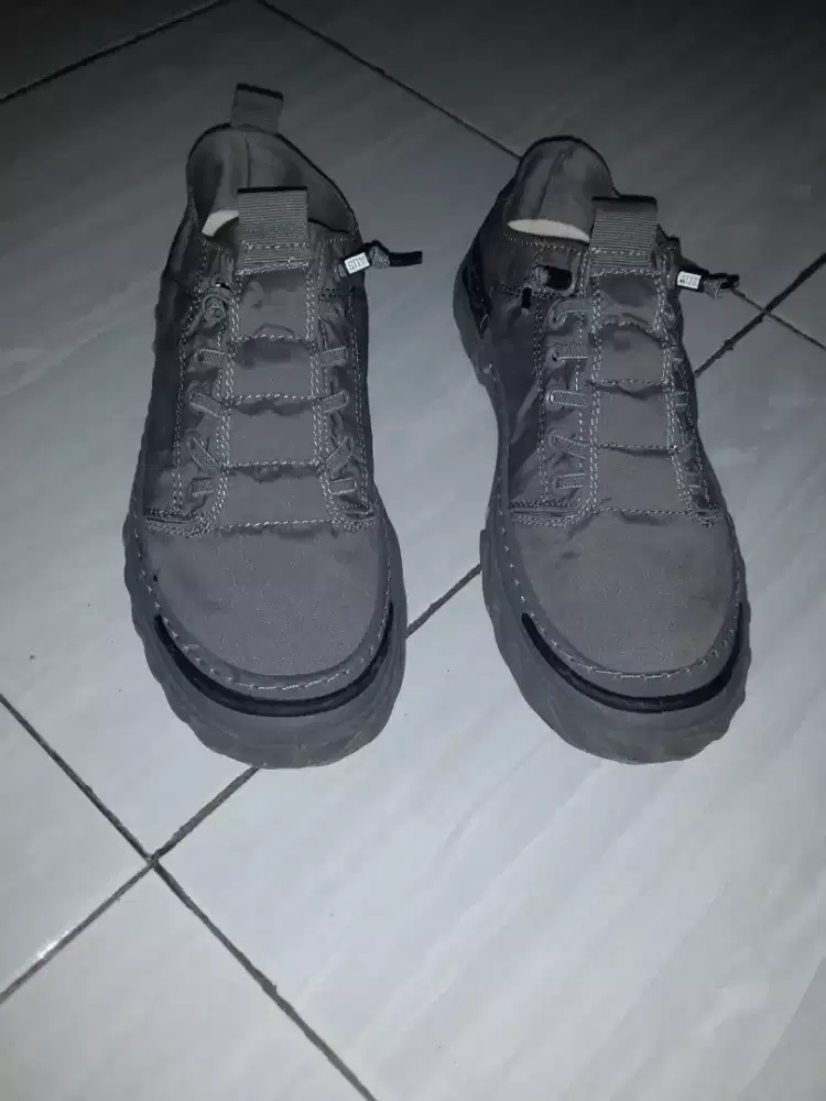 SEPATU SNEAKER PRIA/ WANITA.WARNA ABU2. BARU 1 KALI PAKAI.DIJUAL CEPAT