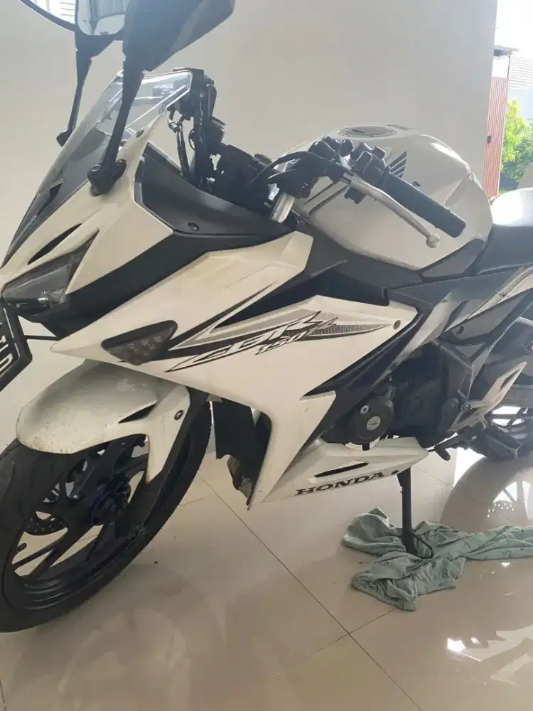 Honda CBR 150R White 2016