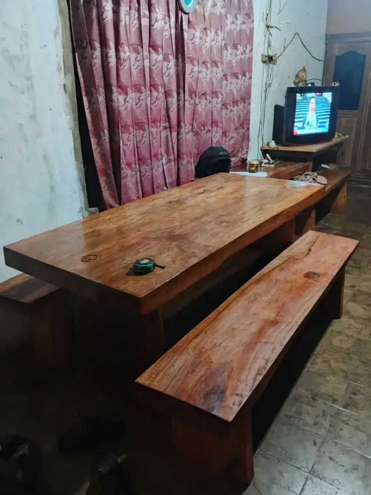 Meja makan antik teras