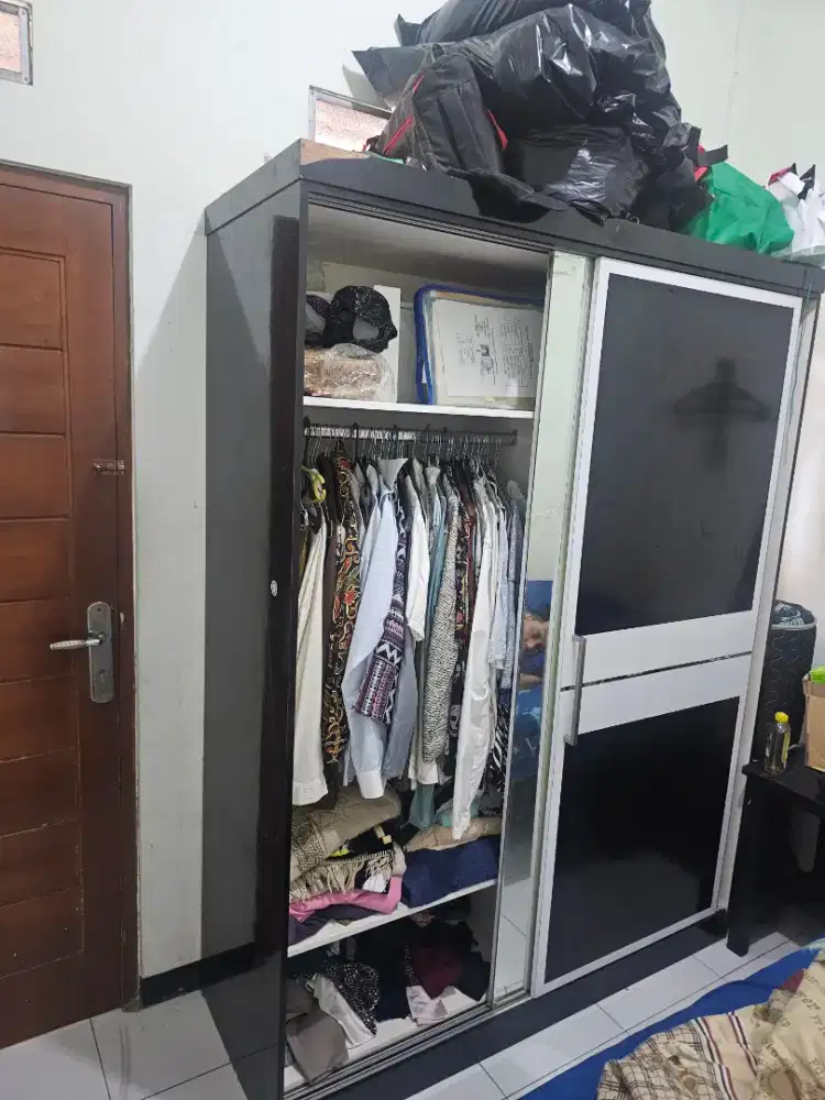 lemari pakaian bekas