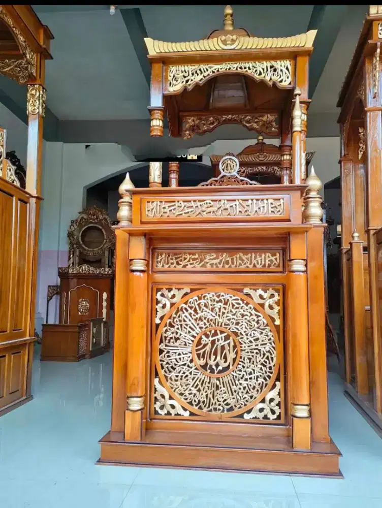 Perajin mimbar masjid