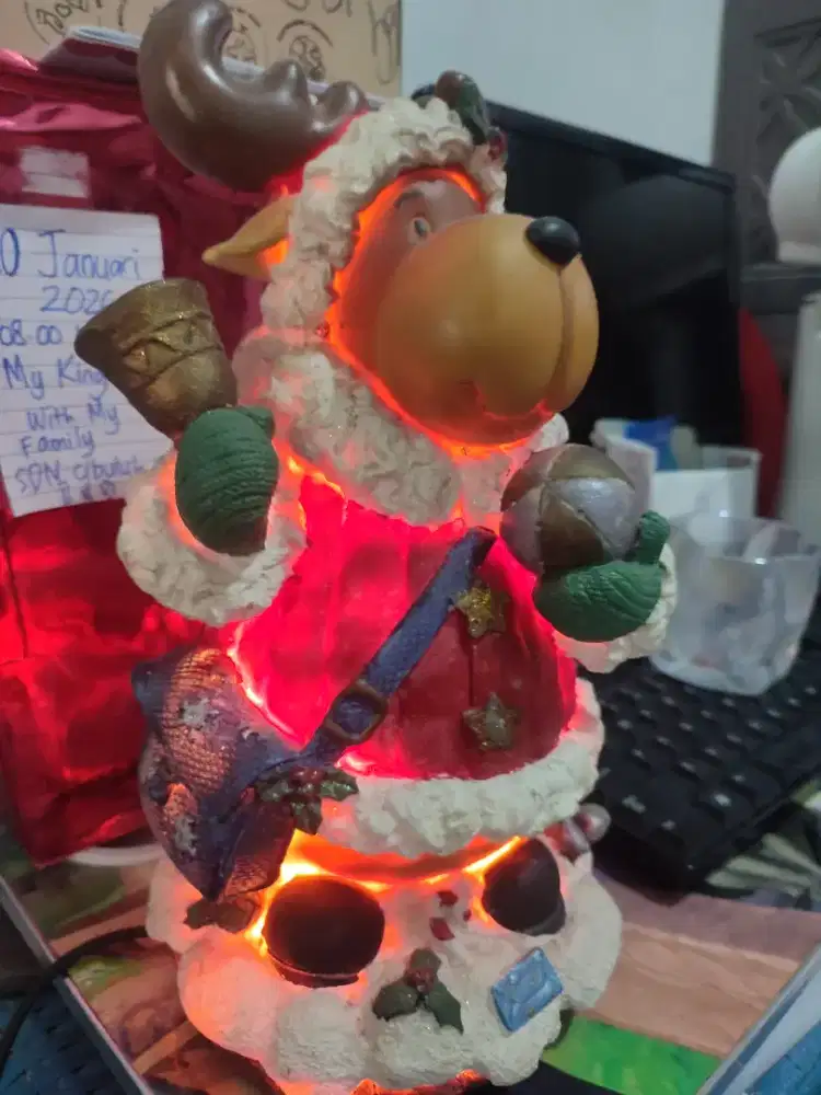 Patung Rusa Natal nyala