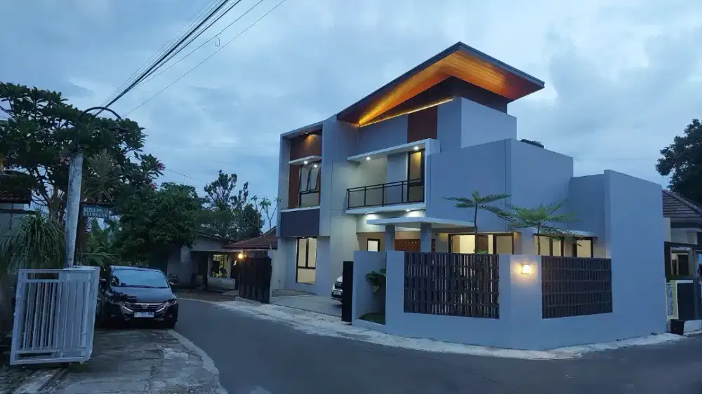 Rumah mewah 2 lantai di utara RSA UGM, dekat Jogja City Mall