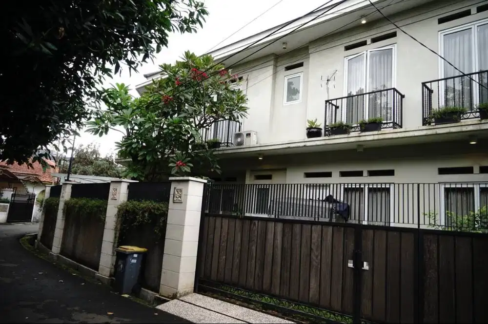Dijual Rumah Bagus Dgn Area Strategis di Kebayoran Lama Jaksel AS17335