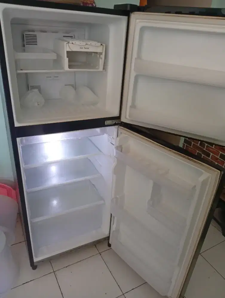 Kulkas (DIJUAL CEPAT)