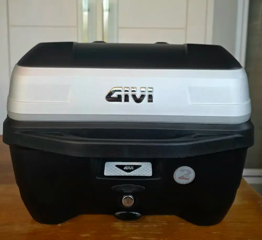 GIVI MonoLock Top Case B32 BOLD & METALLIC BLACK
 like New 90%
