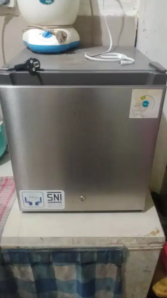 Jual cepat kulkas mini bar merek GEA