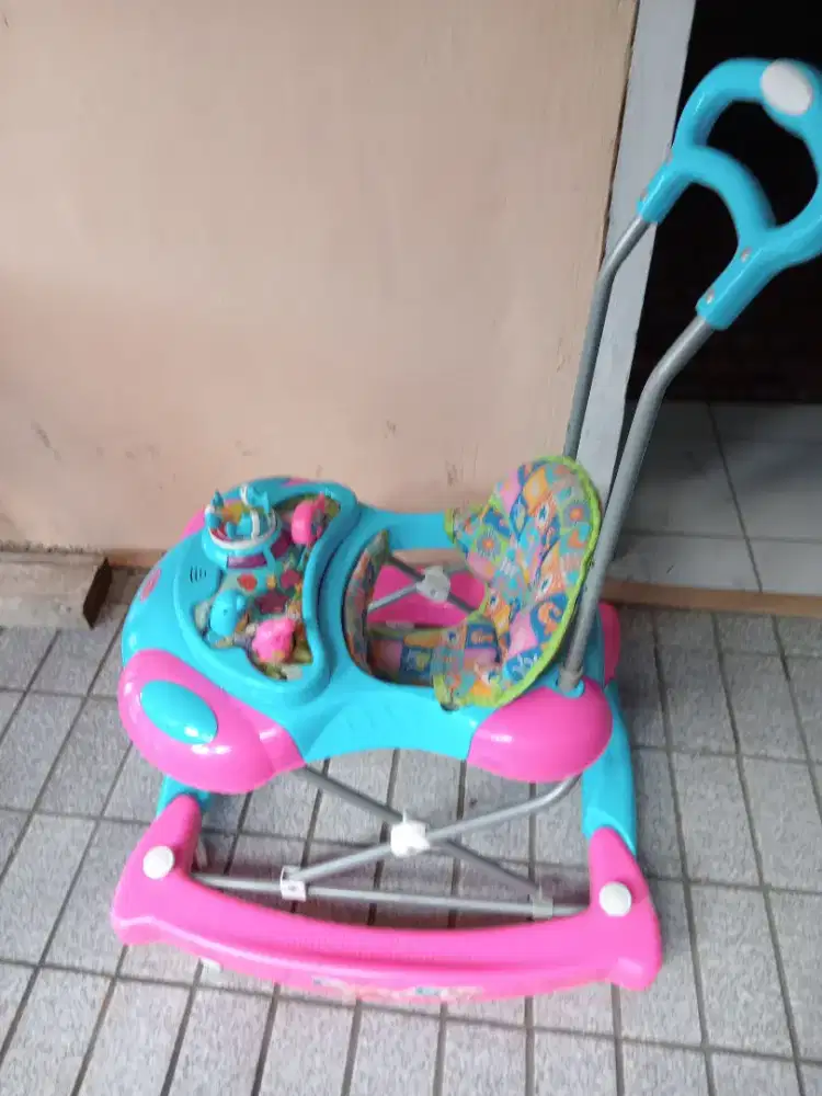 Alat bantu jalan Bayi atau baby walker