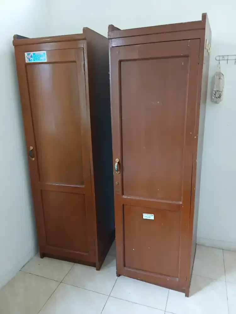 2 lemari kos bekas