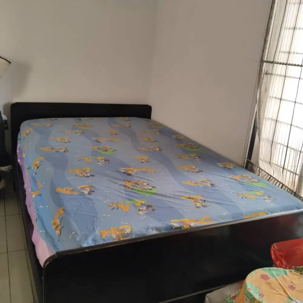 Tempat tidur plus kasur