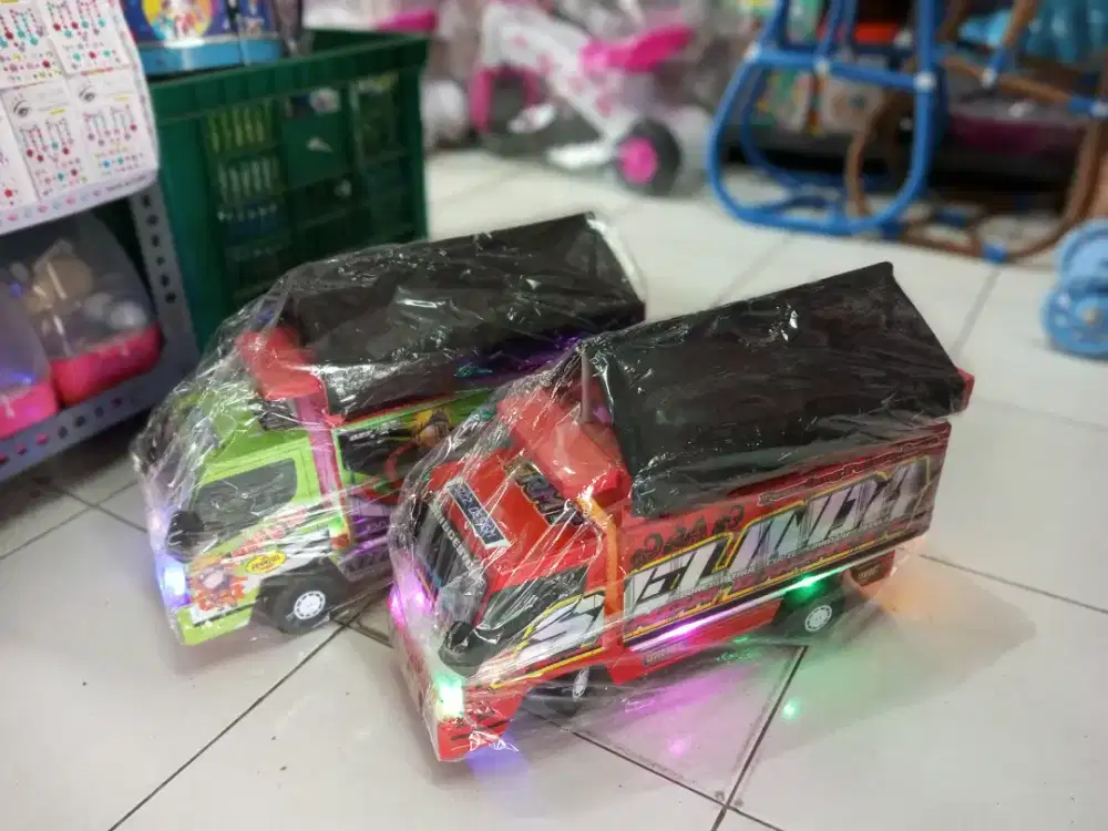 Mainan anak truk oleng kayu kecil led